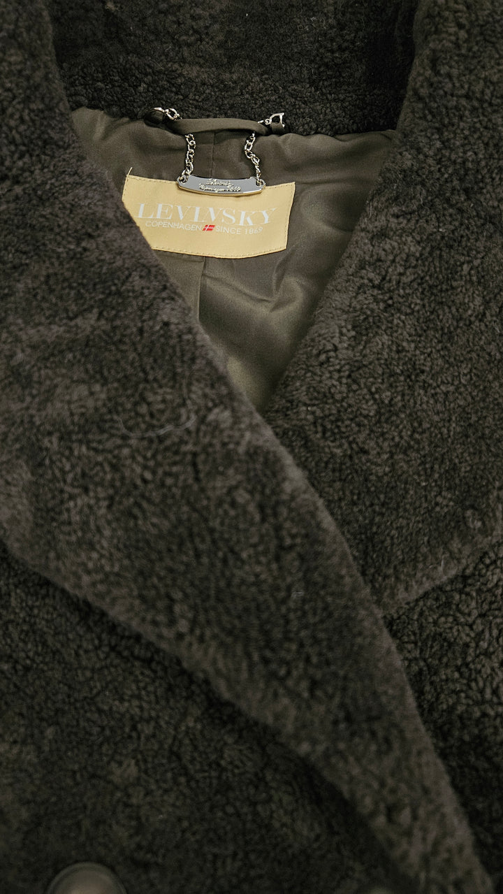 Jaji, 60 cm. - Kragi - Hrokkið lamb - Konur - Kaffi