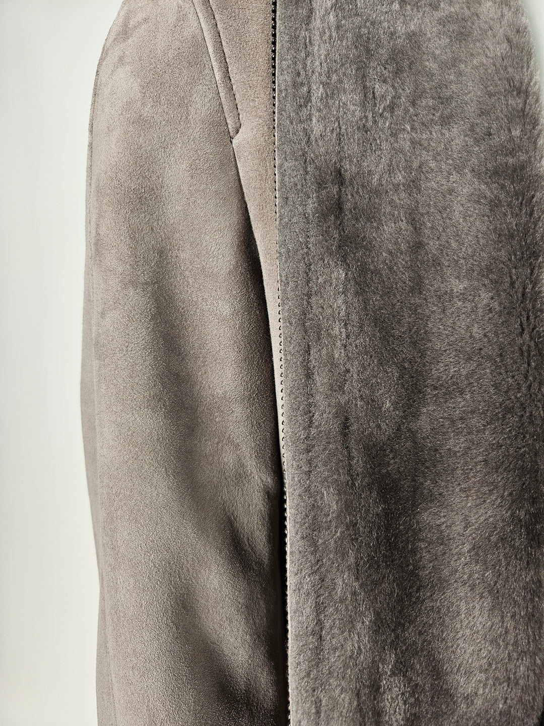 Iker, 66 cm. - Collar Suede Lamb - Man Light Grey