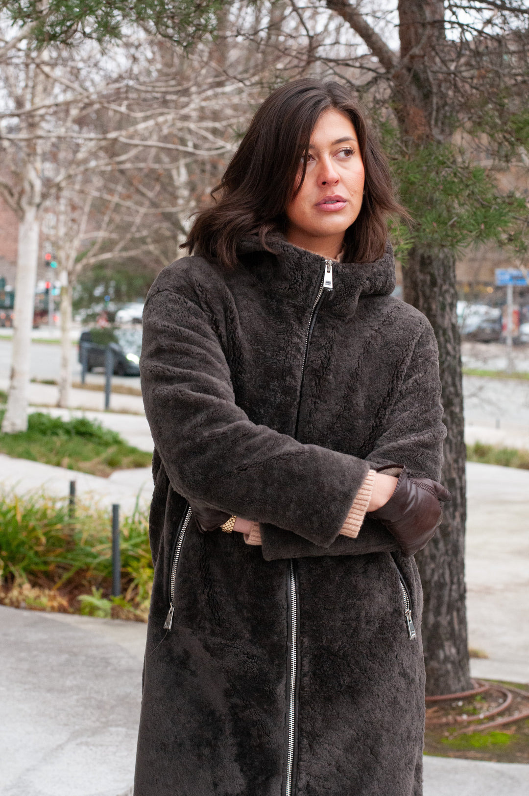 Gilla, 105 cm. - kap - krullend lam - vrouwen - koffie