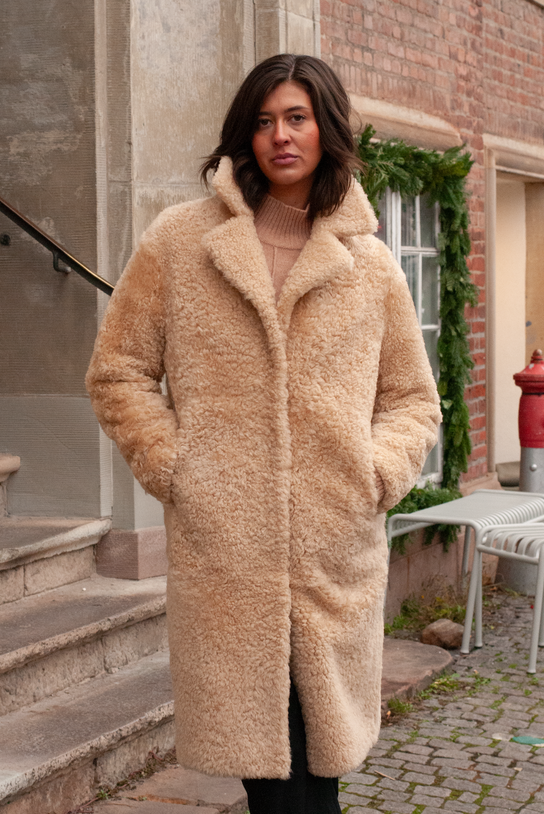 Izia, 105 cm. - Krage - La Coon Lamb - Dam - Light Camel