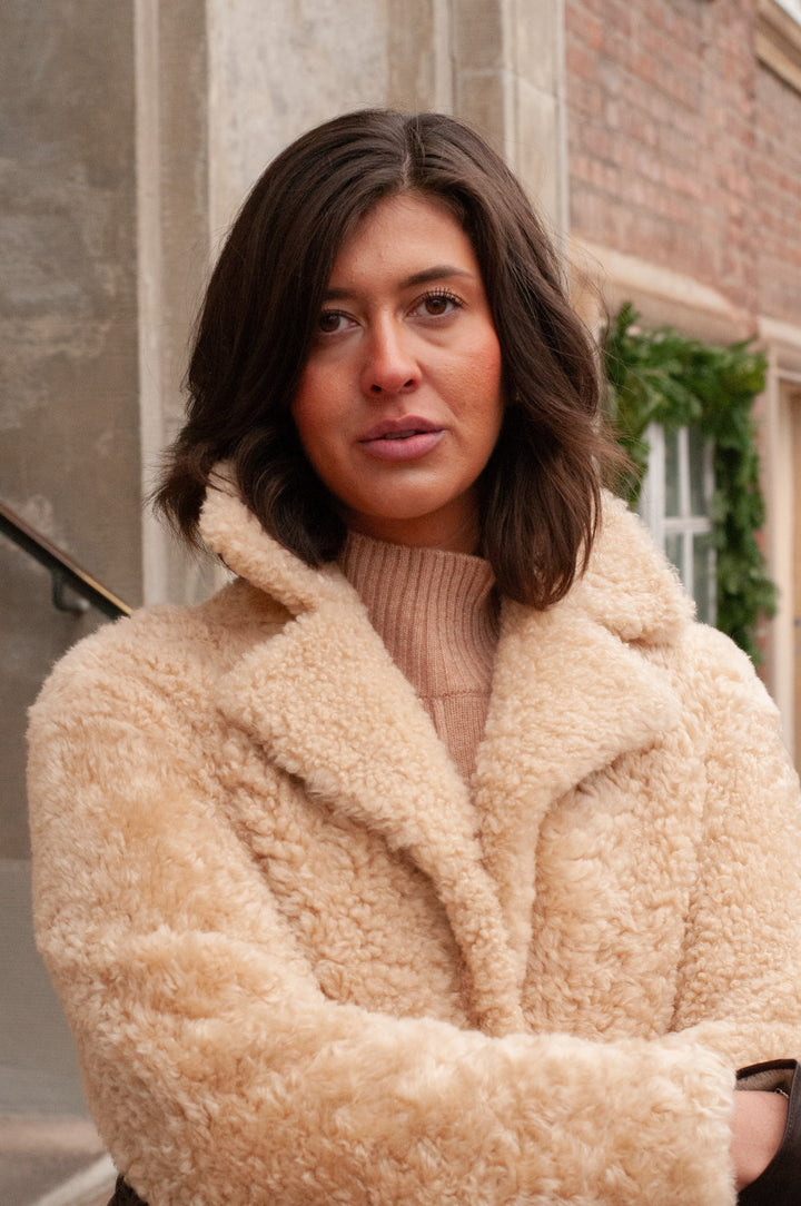 Izia, 105 cm. - Krage - La Coon Lamb - Dam - Light Camel