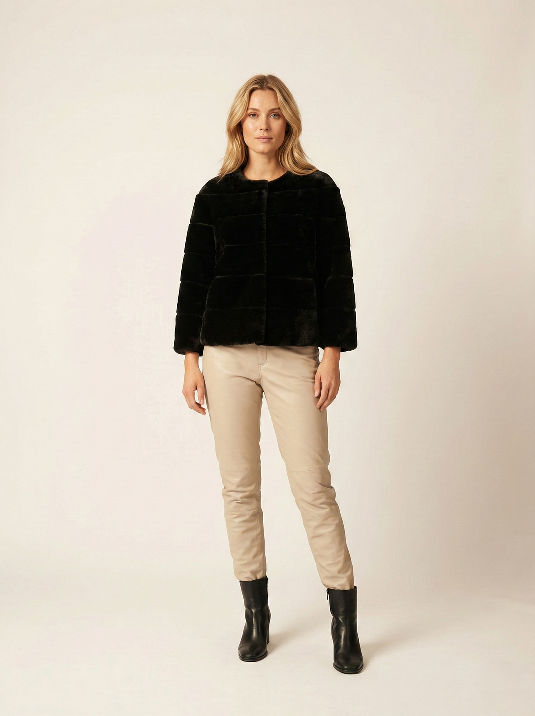 Horiane, 55 cm. - Cordero de cabello liso - Mujeres - Negro