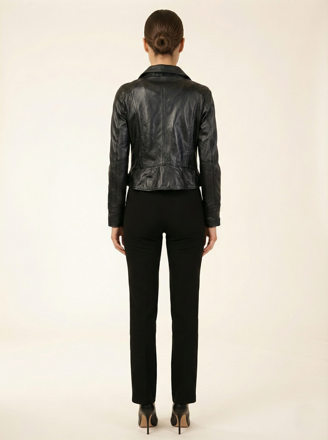 Halle, 52 cm. - Pelle di pecora - Donne - Nero