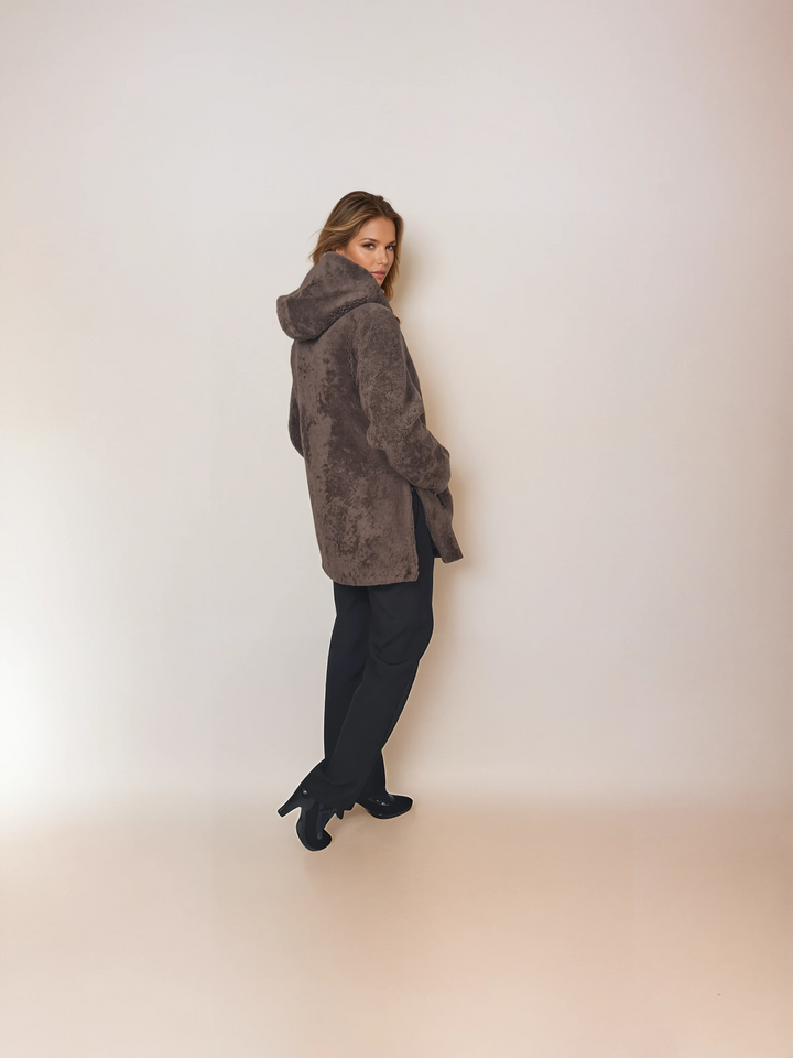 Hella, 95 cm. - Hætte - Krøllet lam - Damer - Brun