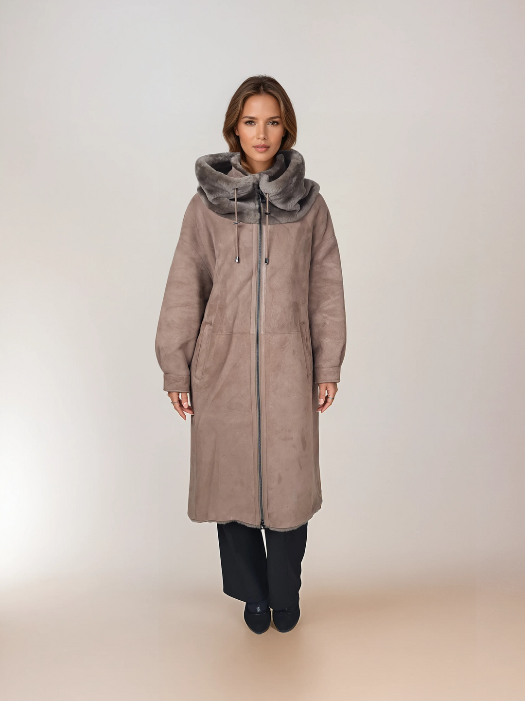 Neue Gabiana, 108 cm. - Kapuze – Wildlederlamm – Damen – Dunkle Eiche