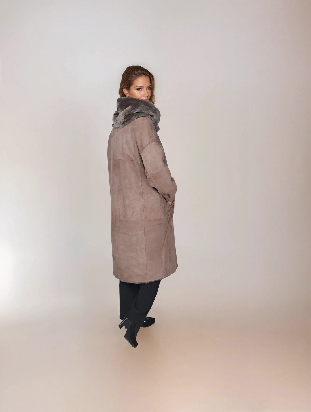 Neue Gabiana, 108 cm. - Kapuze – Wildlederlamm – Damen – Dunkle Eiche