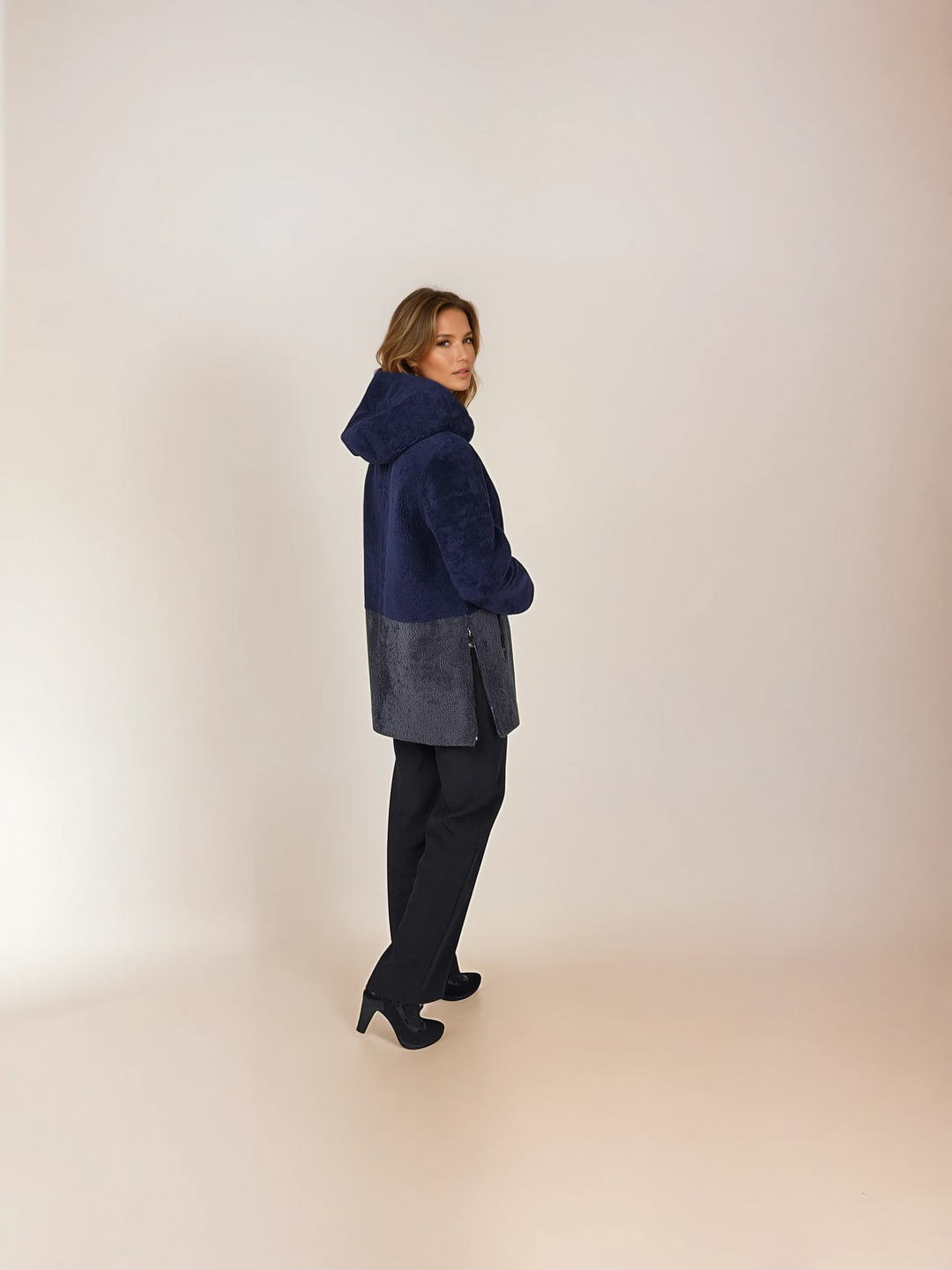 Helena, 75 cm. - Kapuze – Curly Lamb – Damen – Dunkelblau und Segred-Grau