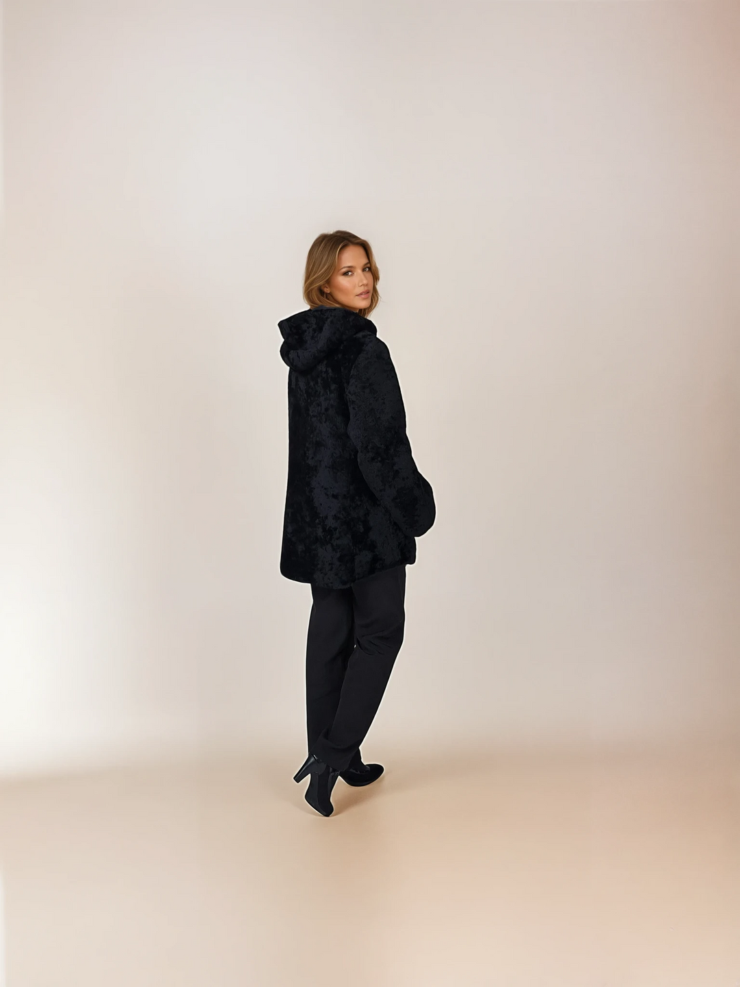 Trinity, 73 cm. - capucha - Cordero rizado - Mujeres - Negro