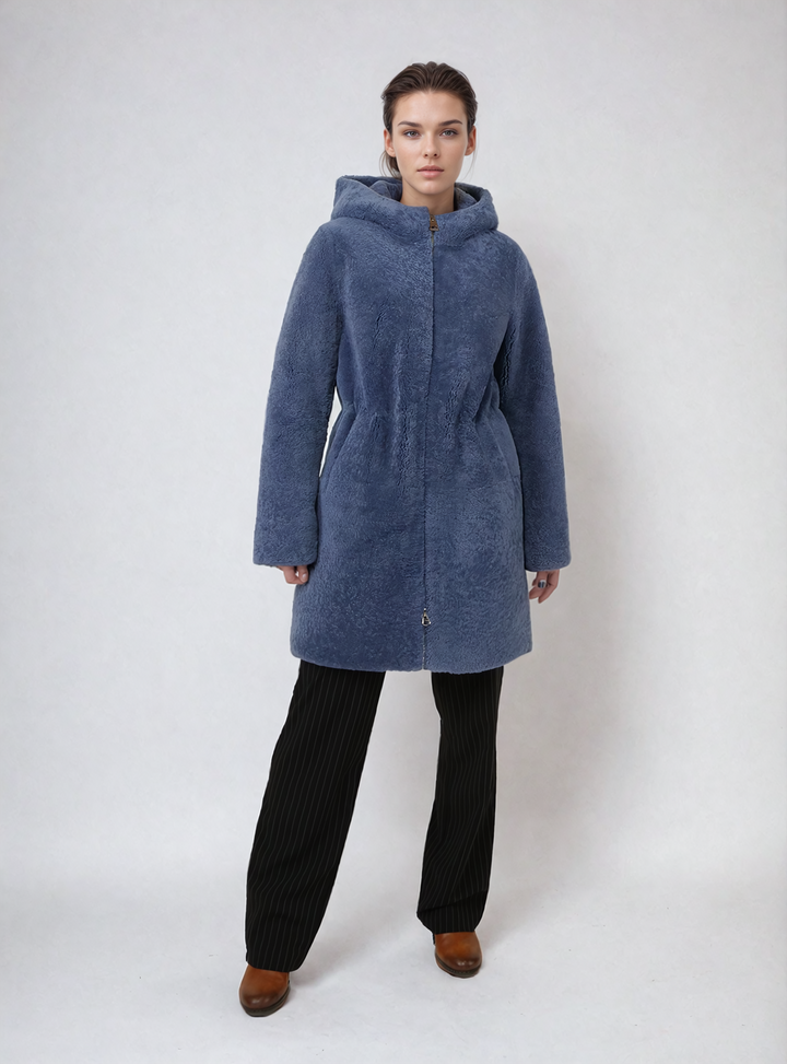 Delaney, 87 cm. - Kapuze – Jacke aus lockigem Lamm – Damen – Blau