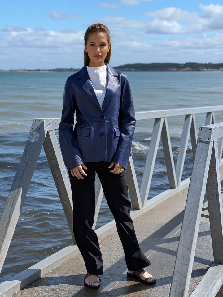 Nina Blazer, 60 cm. - Lamb Dior Bonded Læder-Damer - Dusty Blue