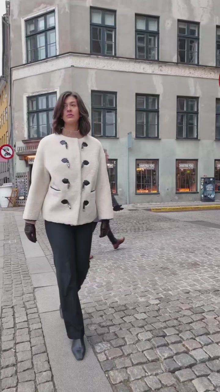 Ila, 65 cm. - Curly Lamb - Women - Beige