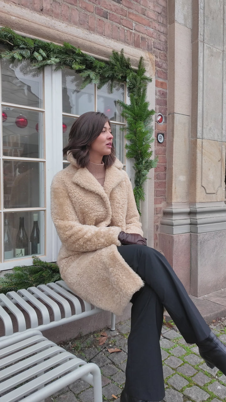 Izia, 105 cm. - Krage - La Coon Lamb - Dam - Light Camel