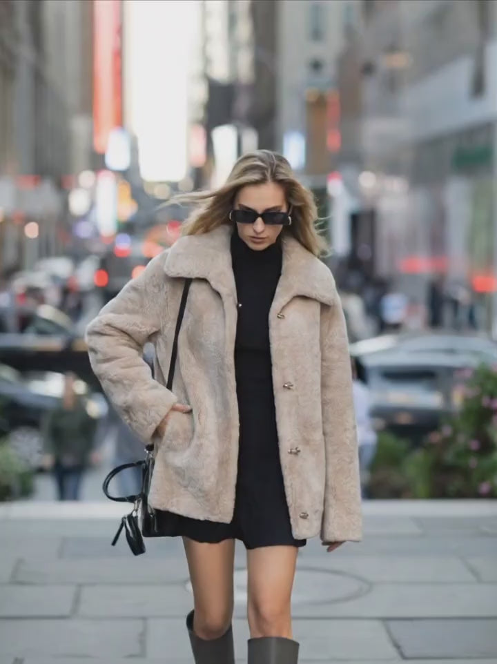 Irene, 65 cm. - Krave - Krøllet lam - Damer - Mørk Beige